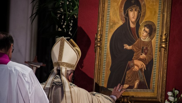 Pope-Francis-prays-in-front-of-the-image-of-the-Salus-Populi-Romani-Antoine-Mekary-ALETEIA