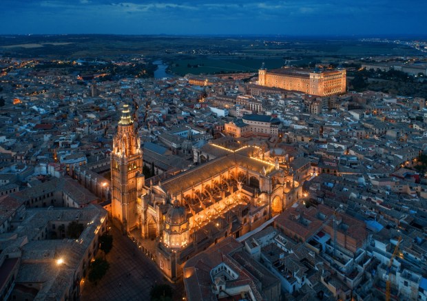 Katedra w Toledo - widok z góry z panoramę miasta nocą