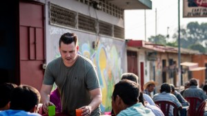 misjonarz w Gwatemali usługuje bezdomnym