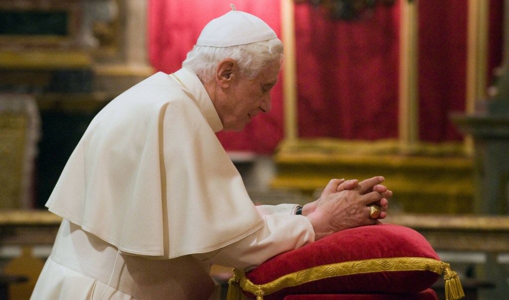 papież Benedykt XVI modli się podczas pobytu na Malcie