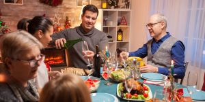 Primera Navidad como suegros: ¿cómo recibir al recién llegado?