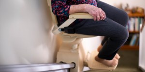 Veterana discapacitada dice que le ofrecieron suicidarse en lugar de una silla salvaescaleras