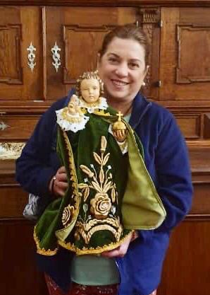 Macky Arenas con el Niño en la sacristía del santuario de Praga