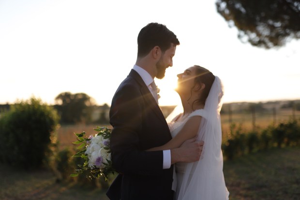 COPPIA SPOSATA SI GUARDA AL TRAMONTO