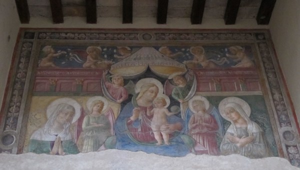 Fresco en el Monasterio de Santa Ana en Foligno, Italia