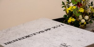 Visita la tumba del Papa Benedicto XVI
