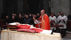 Translation-and-rite-upon-the-arrival-of-the-Pope-Emeritus-in-the-Basilica-Vatican-Media