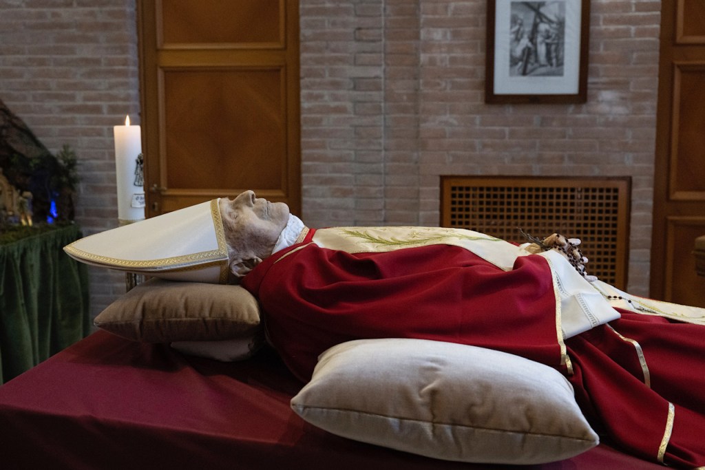Two-images-of-the-Pope-Emeritus-resting-in-the-chapel-of-the-Mater-Ecclesiae-Monastery-Vatican-Media-Foto