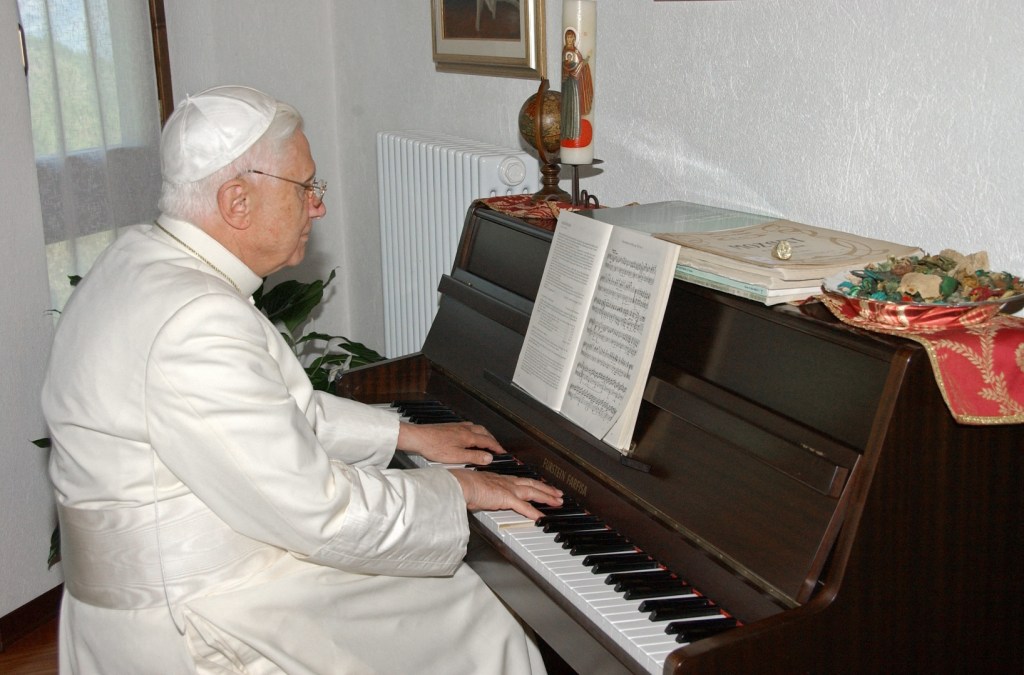 Benedykt XVI podczas gry na fortepianie