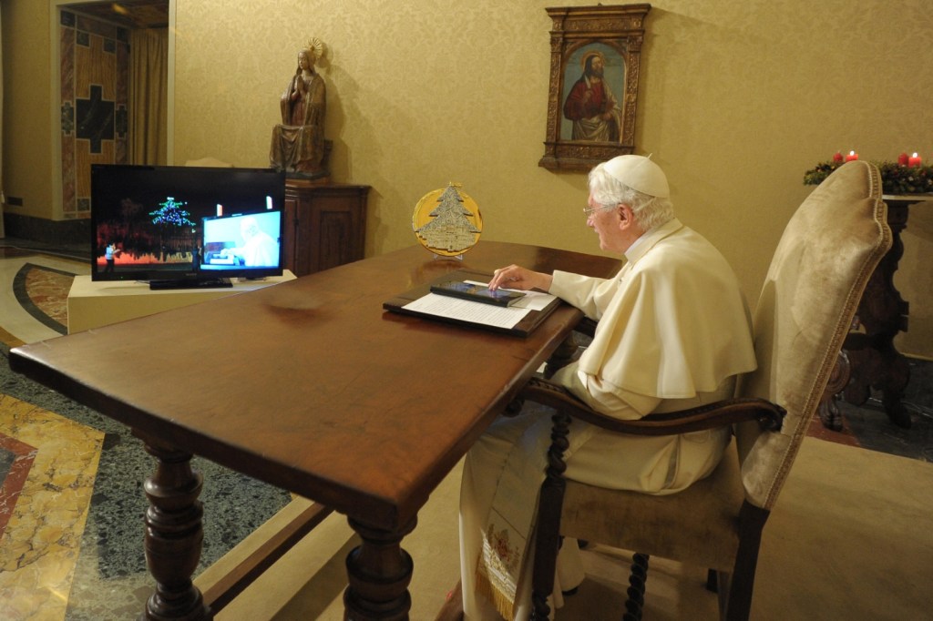Benedykt XVI zapala lampki na watykańskiej choince