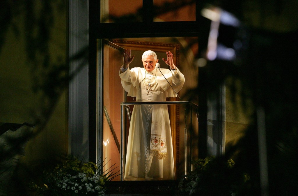 Papież Benedykt XVI w oknie Pałacu Arcybiskupów Krakowskich podczas spotkania z wiernymi w trakcie pielgrzymki do Polski w 2006 roku