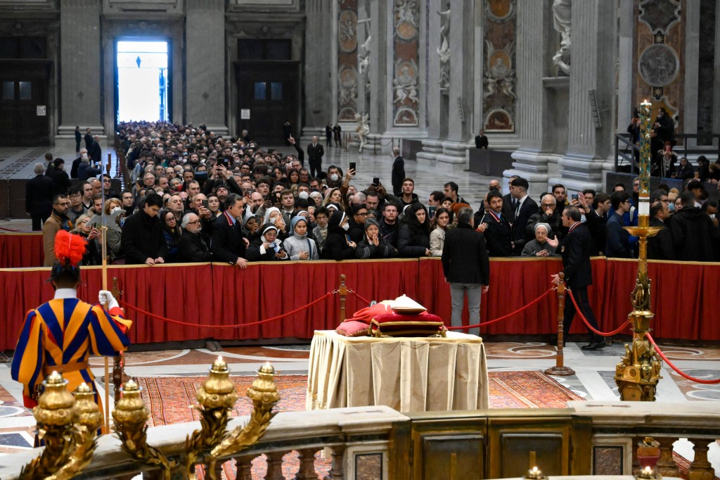 image-of-the-first-Italian-authorities-Basilica-Pope-Emeritus-Foto