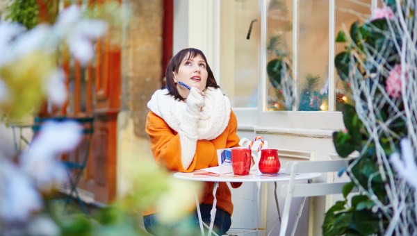 kobieta w kawiarni zastanawia się nad celami na nowy rok