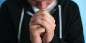 ¿Cómo orar en silencio para que Dios me escuche?