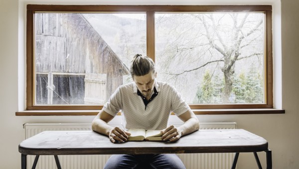 Mężczyzna czyta Pismo święte w rok