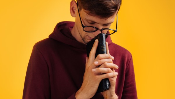 mężczyzna modli się i medytuje nad Pismem Świętym