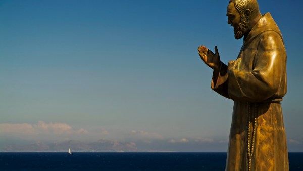 Estatua de bronce de Padre Pío en Sicilia