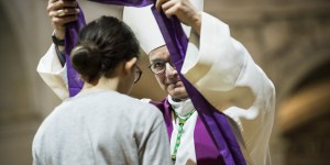 Nuevamente, Francia rompe récord de bautizos de adultos y jóvenes en Semana Santa