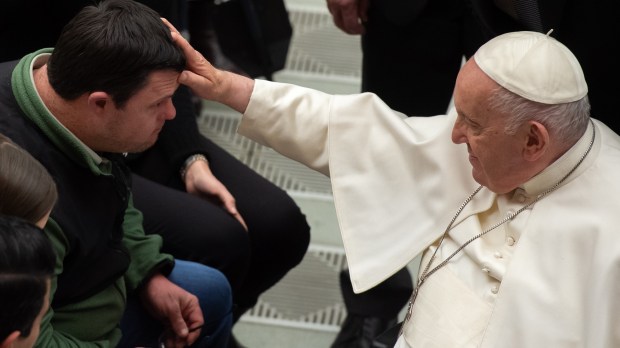 El Papa bendice a una persona con discapacidad durante una audiencia general