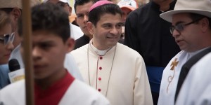 Monseñor Rolando recibe un premio en España