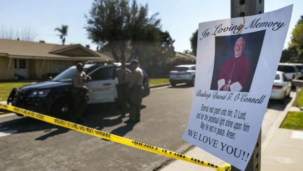 Policja przed domem biskupa Davida O'Connella w Los Angeles