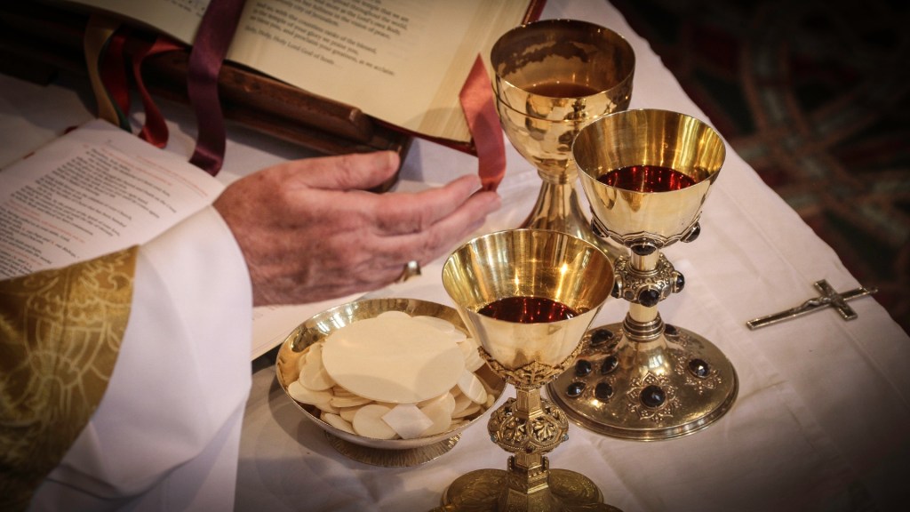 liturgia eucharystyczna, zbliżenie na ołtarz i ręce księdza