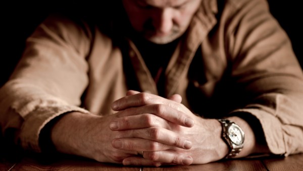 Mężczyzna odczuwający zniechęcenie do modlitwy