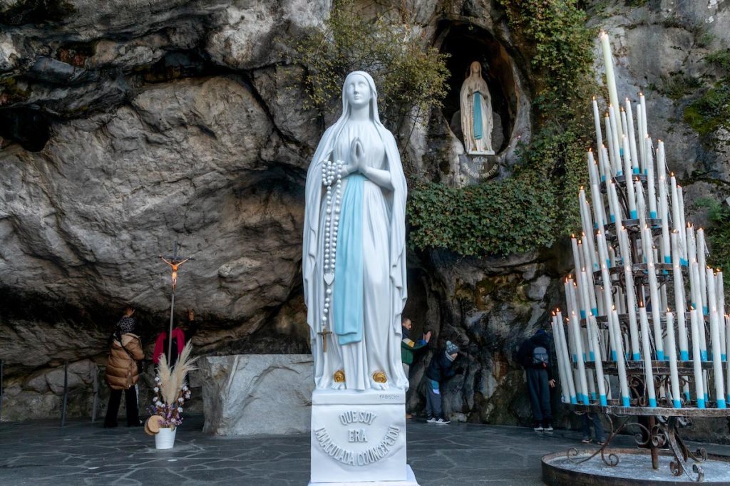 Notre-Dame de Lourdes statue