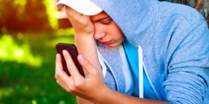 Psicólogo experto en suicidio de menores: «No deberían tener móvil antes de los 16 años»