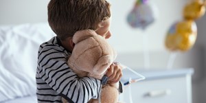 Una oración por los niños enfermos a santa Clara de Asís