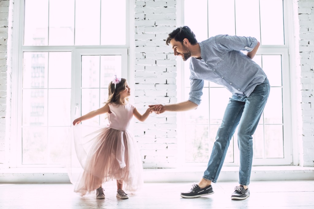 tata pomaga córce w tańcu
