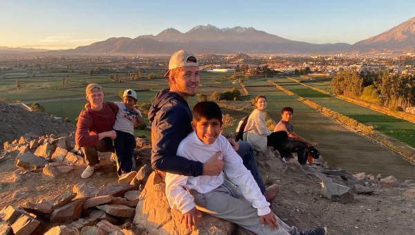 young-student-serve-mission-children