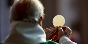 Pregúntate por qué recibes la Sagrada Comunión en Misa