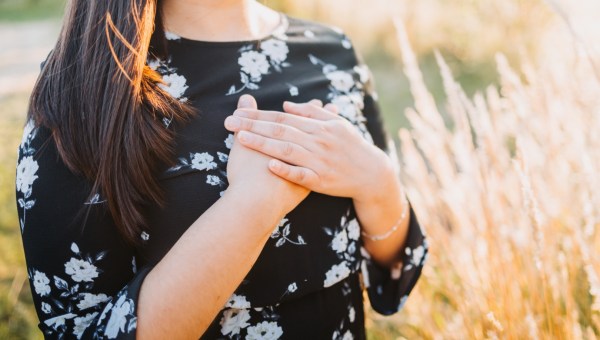 modlitwa poranna wdzięczności kobiety na łące