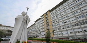 Se espera que el papa Francisco regrese mañana al Vaticano