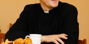 ¿Conoces la bendición de tener un sacerdote en tu casa?