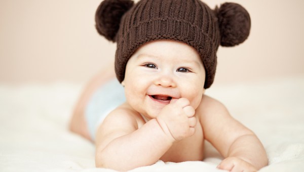 Bebê de touca sorrindo