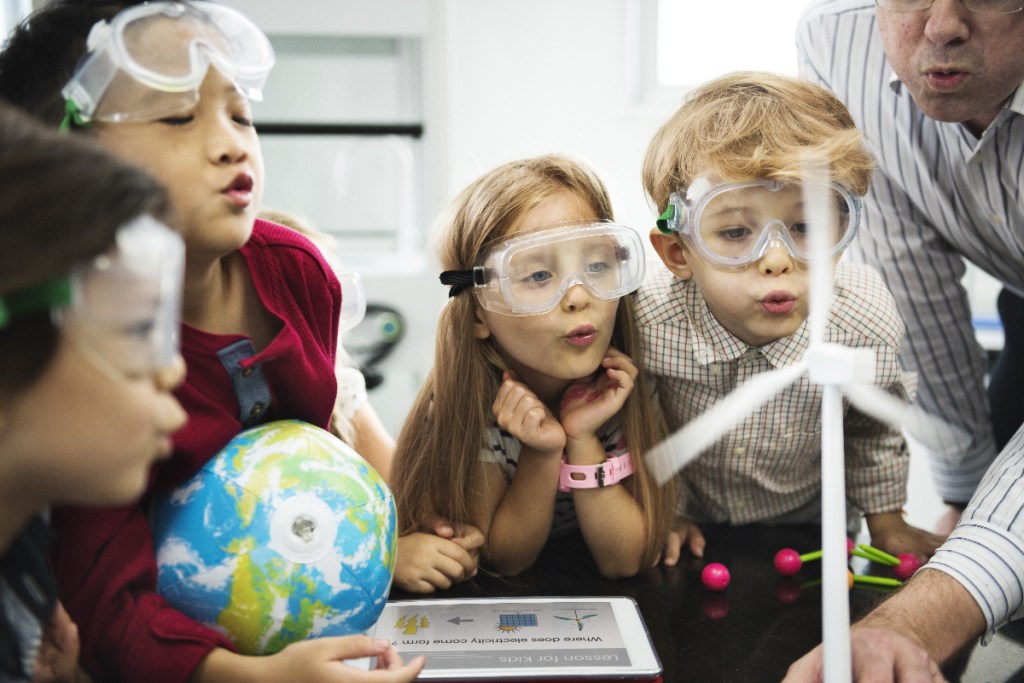 kids-science-class-experiment-children