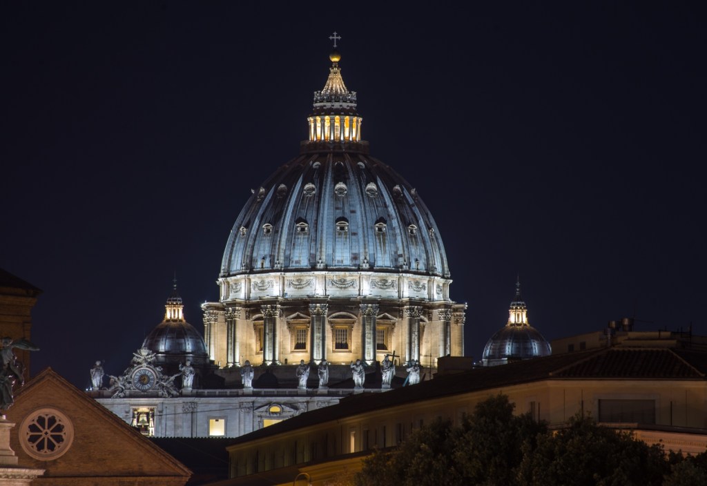 Kopuła bazyliki świętego Piotra w Watykanie nocą