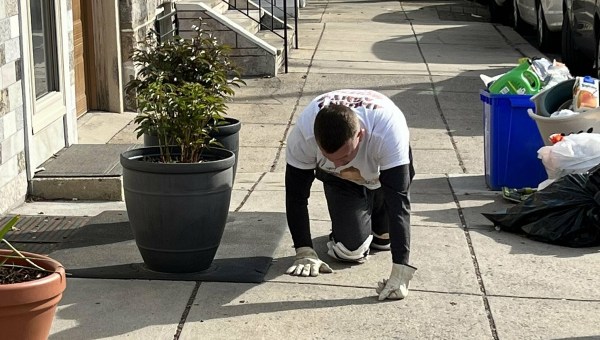 Philadelphia father makes kneeling pilgrimage