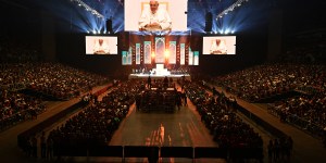 Papa: «Jóvenes, no se conformen con un celular y unos pocos amigos»