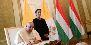 Desde Hungría, el Papa insta a Europa a buscar la paz en Ucrania