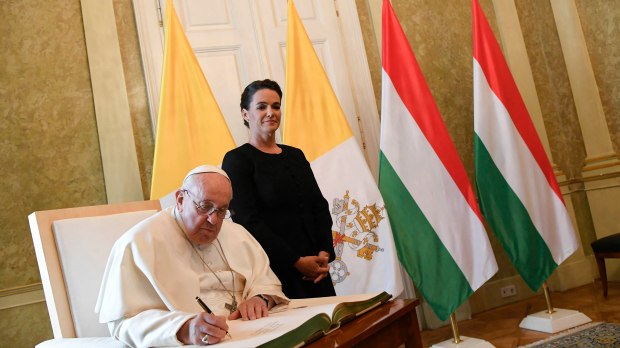 El Papa Francisco firma el Libro de Oro junto a la presidenta de Hungría, Katalin Novak, en Budapest el 28 de abril.