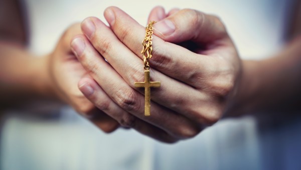 Różaniec trzymany w kobiecych dłoniach