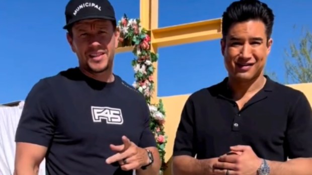 Mark Wahlberg i Mario Lopez robią znak krzyża na nagraniu zamieszczonym na Instagramie