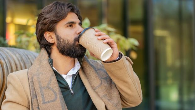 hombre-pensando-café