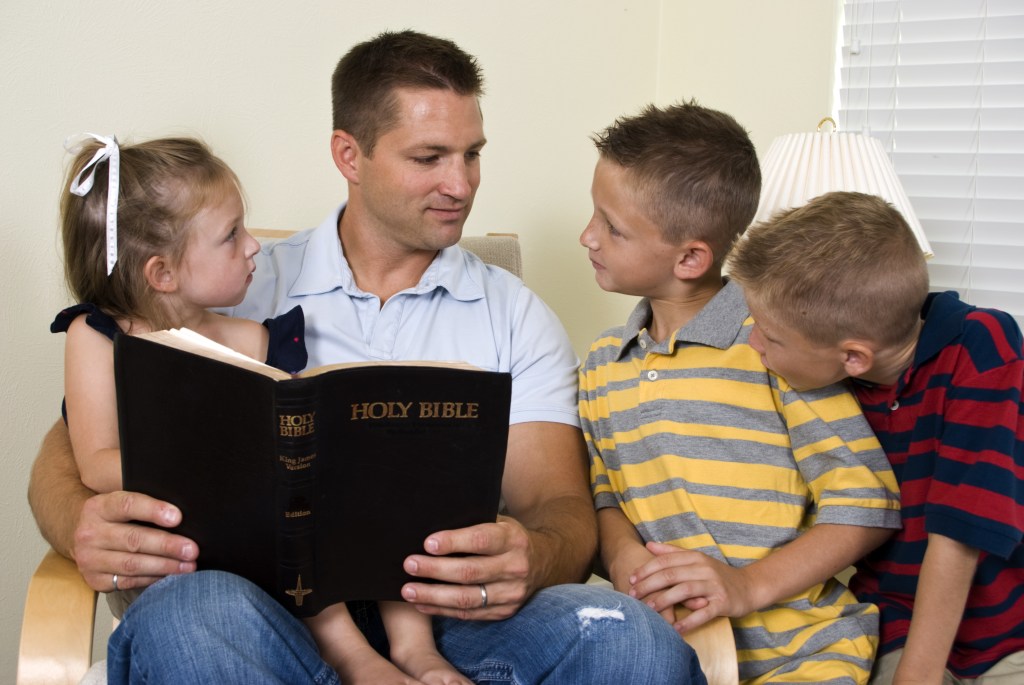 padre lee la biblia