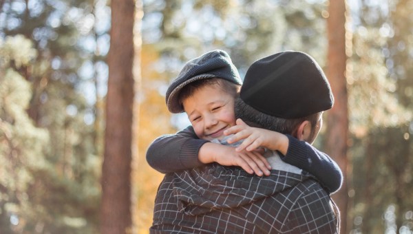 Syn tuli się do swojego ojca podczas spaceru po lesie