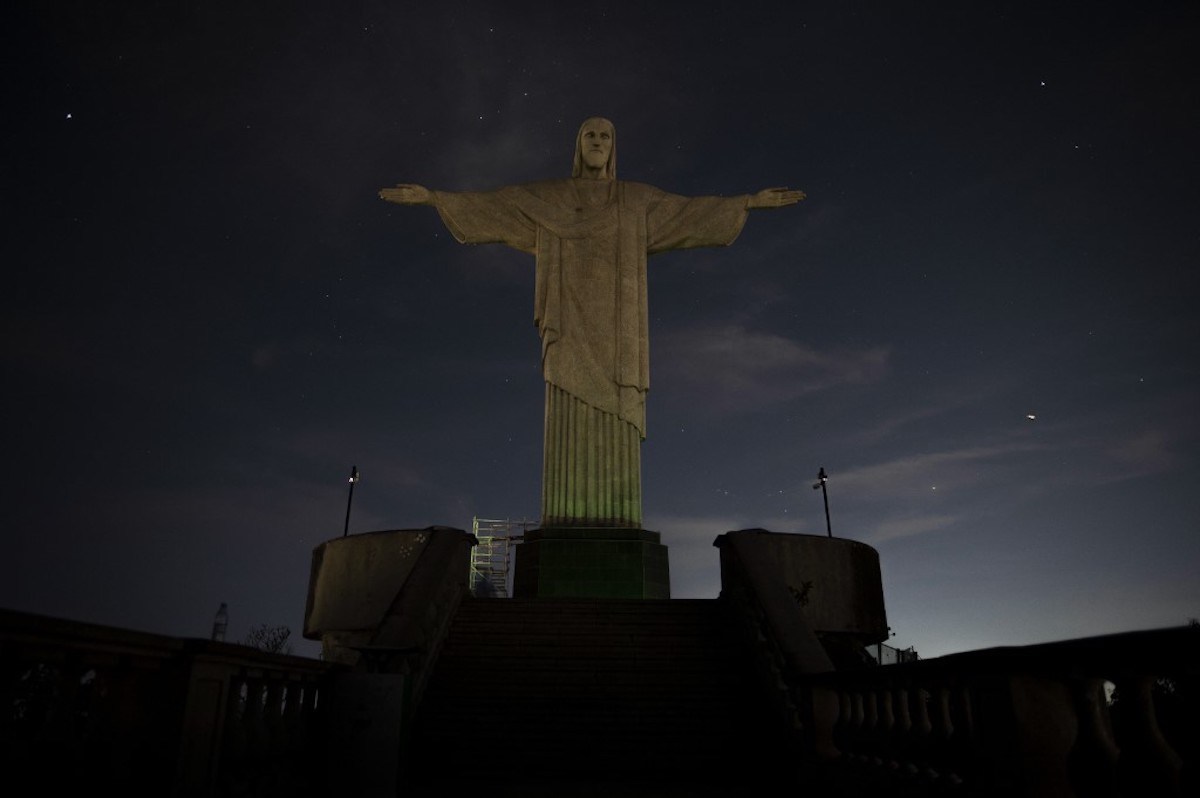 Cristo Redentor apagado em protesto contra o racismo