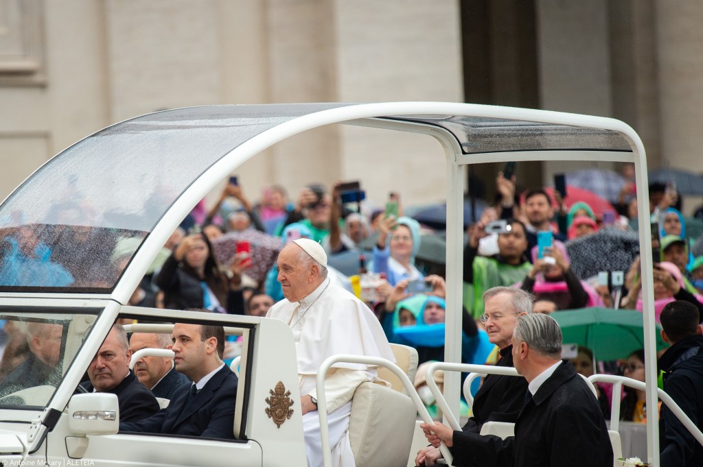 Pope-Francis-and-Leader-of-the-Coptic-Orthodox-Church-of-Alexandria-Pope-Tawadros-II-